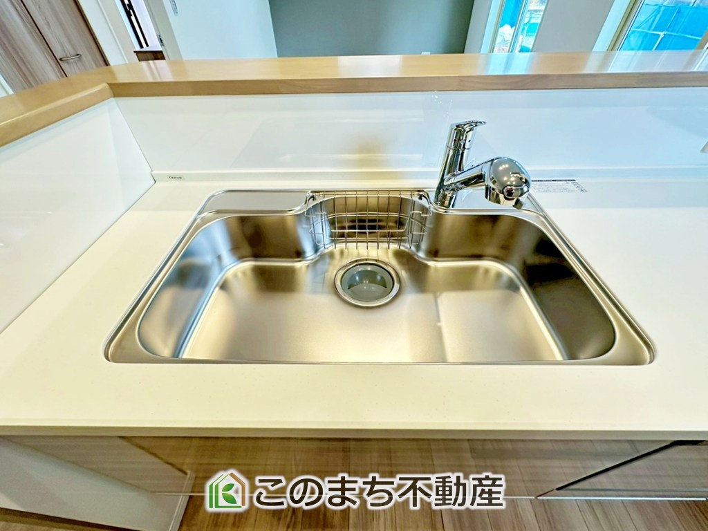 ワイウッドコート宇都宮市下川俣町第1期の設備|ビルトイン型浄水器を内蔵したキッチン水栓。お米を研いだり、野菜を洗ったりするときなど用途に応じてワンタッチで浄水に切り替えが可能です。カートリッジ式なので、フィルターを簡単に交換する事が出来ます。
