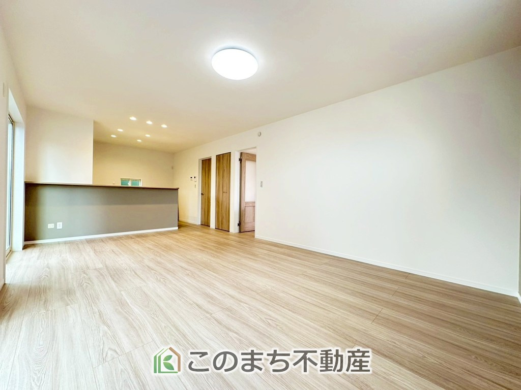 ワイウッドコート宇都宮市下川俣町第1期の居間・リビング|オープンでのびやかな空間を生み出す、こだわりの広がりとゆとり。家族と過ごす時間を大切にしたい方にぴったりの明るくゆとりある住空間です。
