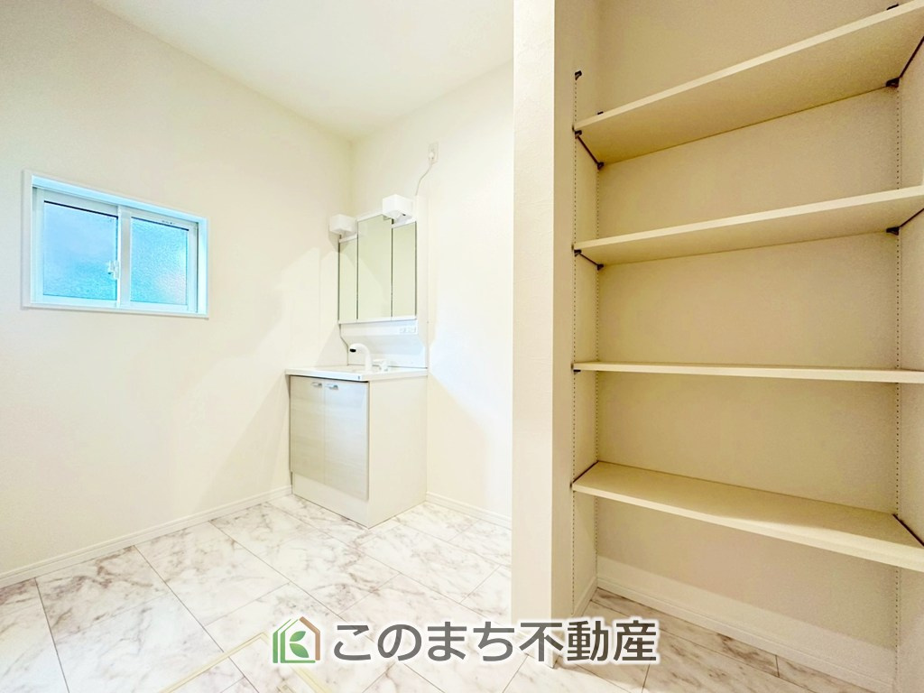 ワイウッドコート宇都宮市下川俣町第1期の洗面所|脱衣所は広々としておりますので、お子様のお着替えもストレスなくできます！
