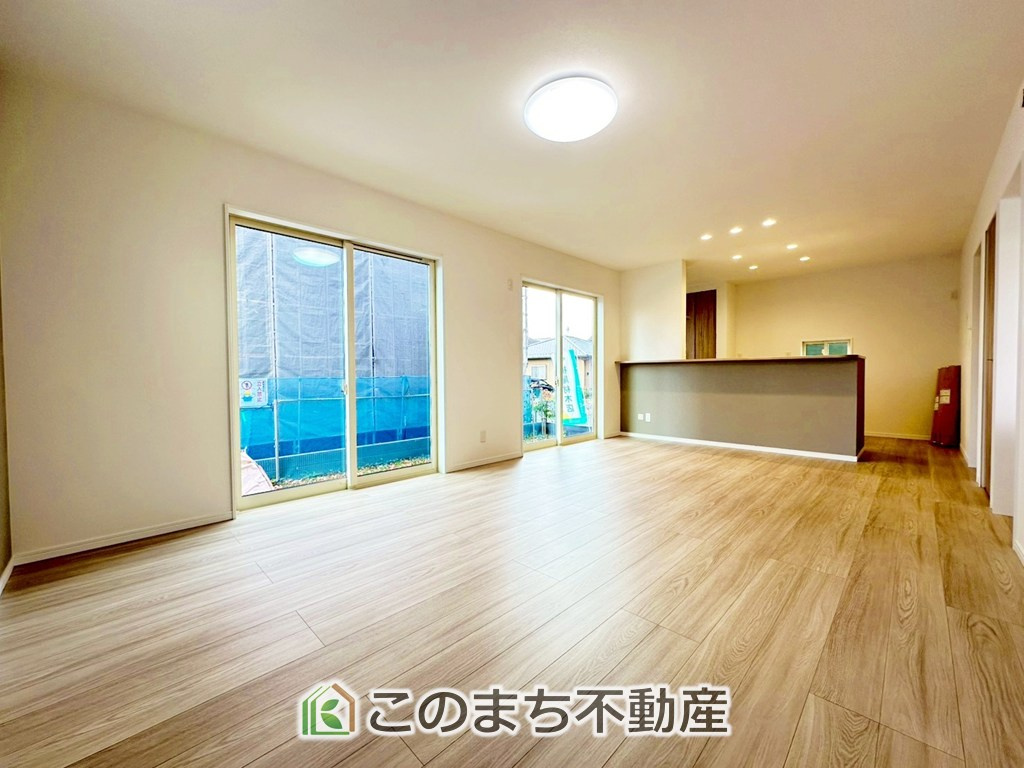 ワイウッドコート宇都宮市下川俣町第1期の居間・リビング|"ナチュラルな色調で、窓を多く配置し光を取り込む明るいリビングは家族だんらんの空間です♪
お休みの日は一日中家でリラックス出来る安らぎの空間になります♪"
