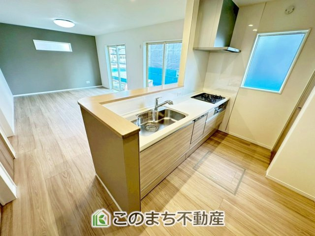 ワイウッドコート宇都宮市下川俣町第1期のキッチン|"お洒落なホワイト天板のペニンシュラキッチンを採用しております。
浄水器内蔵の水栓です♪"
