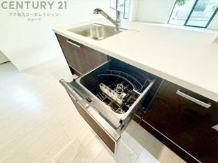 食器洗浄乾燥機は手洗いに比べて時間や労力を節約できます。また、高温のお湯で洗浄されるため、雑菌や細菌を殺菌する効果もあります。さらに、乾燥機能があるため、手で拭く手間も省け衛生的に保管できます。