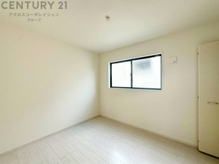 子供部屋…創造性や成長を促す遊びの空間を提供。学習や趣味に集中できる環境を整えます。個別のプライベートスペースは自己表現と自立心を育み、心地よい睡眠環境を整えリラックスできる場所を提供。