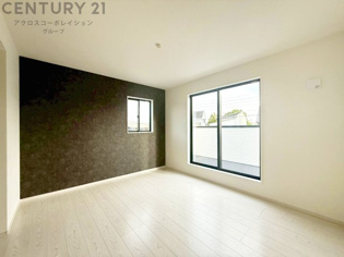 寝室…リラックスできるプライベート空間で、快適な睡眠をサポート。個人の好みに合わせたインテリアや寝具で心地良さを追求。プライベートな時間を過ごし、リフレッシュする場所におすすめです。