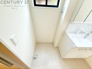 洗濯物の仕分け作業がしやすく、整理整頓が容易になります。洗濯音や湿気を他の部屋に持ち込まず、生活環境を快適に保ちます。上部を活用すれば収納スペースを確保でき洗剤や洗濯用品の整理もしやすくなります。