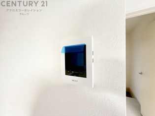 訪問者が来たときにテレビ画面で確認できるため、安心してドアを開けられます。録画機能があるものもあり、留守中に来訪者を記録しておくことができます。利便性が高く、セキュリティ面でも安心です。