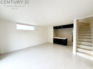 リビングダイニングは家族や友人とのコミュニケーションを楽しむ場所でくつろぎながら食事や会話を楽しめ、多目的に利用できリラックスできる空間です。家庭内の中心として機能し、快適な生活をサポートします。