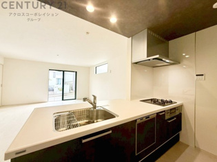 シンプルなデザインと使いやすさを兼ね備えた対面式システムキッチンは、効率的な作業スペースを提供し、家族やゲストとのコミュニケーションを促進します。