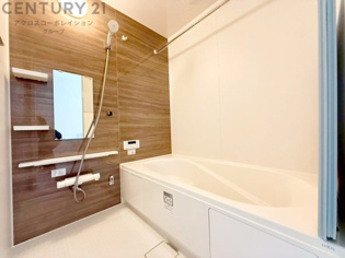 気密性と断熱性に優れ、外気の影響を受けにくく、浴室内の温度を一定に保ちやすいです。特に冬場は、暖房効率が高まり、快適なバスタイムを過ごせます。