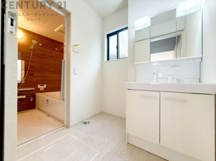 衣服の収納や脱ぎ着や整理整頓がしやすく、湿った衣類を乾燥させるスペースがありカビや臭いの発生を防ぎます。床の汚れを他の部屋に持ち込まず清潔を保つことができます。また快適な入浴環境の整備にも役立ちます。