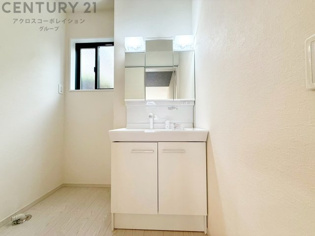 化粧品や洗顔料、歯ブラシなどの必需品をまとめて置ける収納スペースがあり、使用するたびに取り出す手間が省けます。また、水回りのため、濡れても大丈夫な素材が使用されており、お手入れが簡単です。