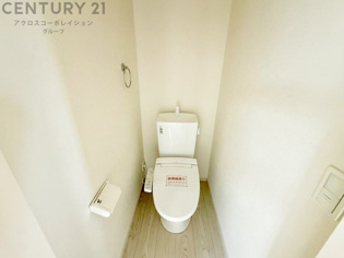 温水洗浄便座付トイレは温水洗浄機能により、暖かい水でおしりを洗浄することができ、冷たい水を使う従来の便座に比べ、温水洗浄機能で暖かいトイレを提供し、快適な使用を可能にします。