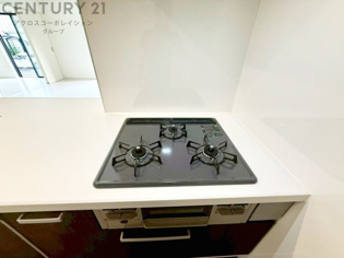 多数の調理器具を同時に使用でき、料理の効率化が可能。省エネで節約になり、様々な料理スタイルに適応できます。また、火力調整が独立しており、手入れや掃除もしやすく、今よりもっとお料理が楽しくなるかも。