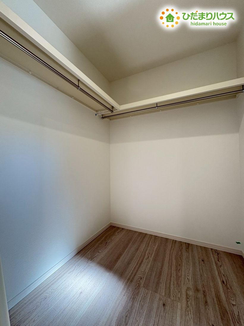 本庄市小島6丁目　新築一戸建て　22の収納|明るい木目調で落ち着いた雰囲気の、収納力のあるウォークインクローゼット！
お部屋をいつもスッキリ保てますね♪