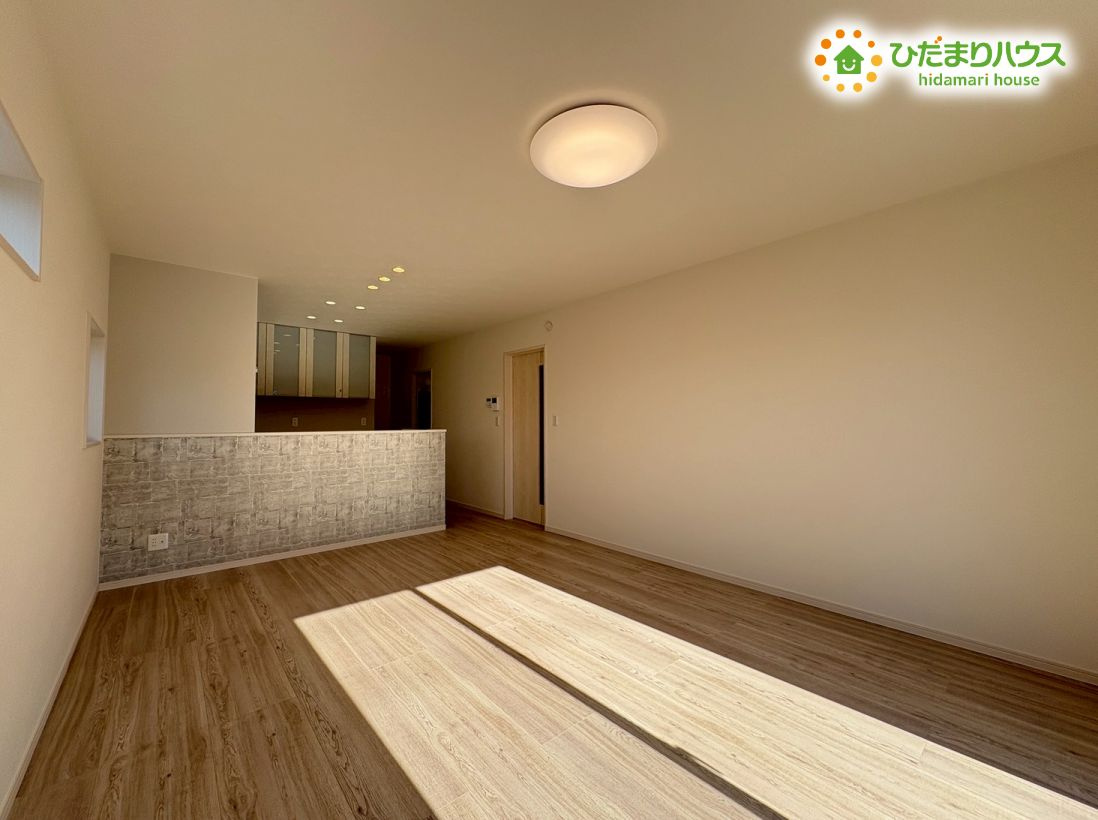 本庄市小島6丁目　新築一戸建て　22の居間・リビング|清潔感あふれる明るいリビング！
ご家族みんながゆったりとくつろげる空間ですね♪