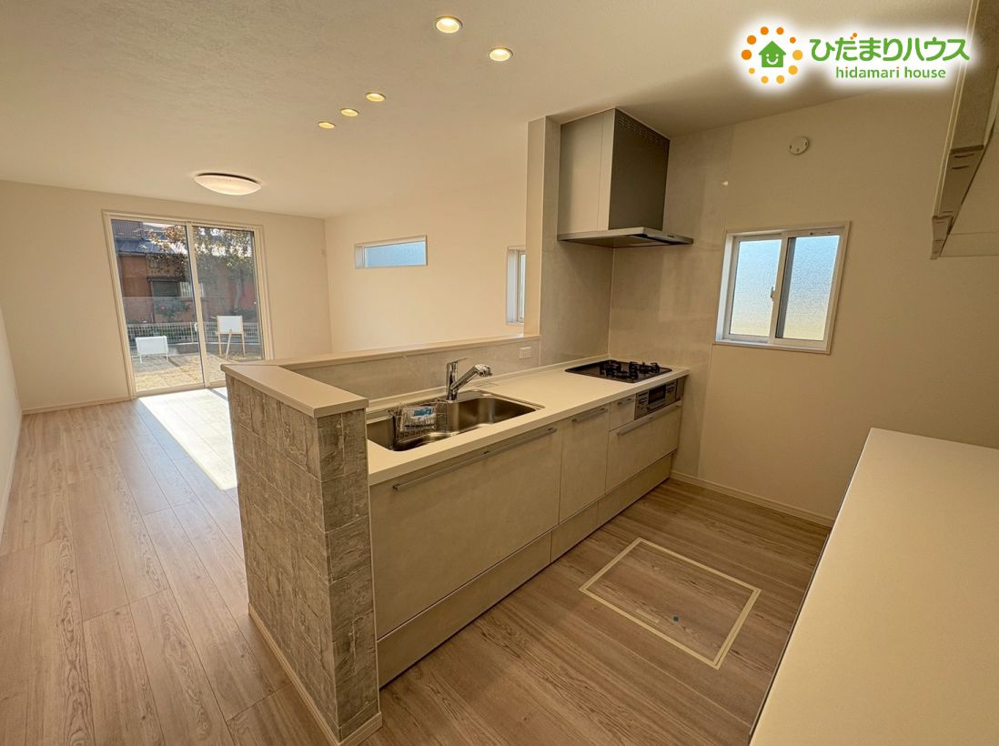 本庄市小島6丁目　新築一戸建て　22のキッチン|小窓付きの明るいシステムキッチン！
調理スペースが広いので、お料理も捗りますね♪