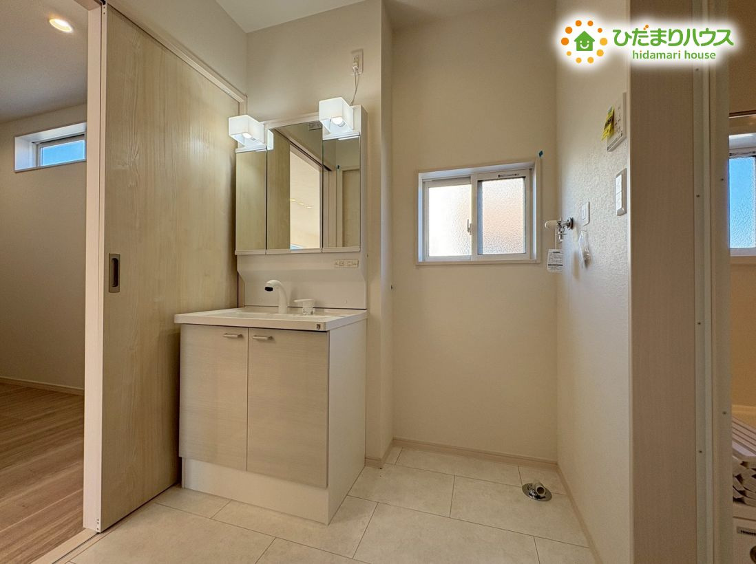 本庄市小島6丁目　新築一戸建て　22の独立洗面台|忙しい朝の身支度もはかどる、広いカウンターと鏡を備えた独立洗面台！
ママも大助かりの使い勝手の良さですね♪