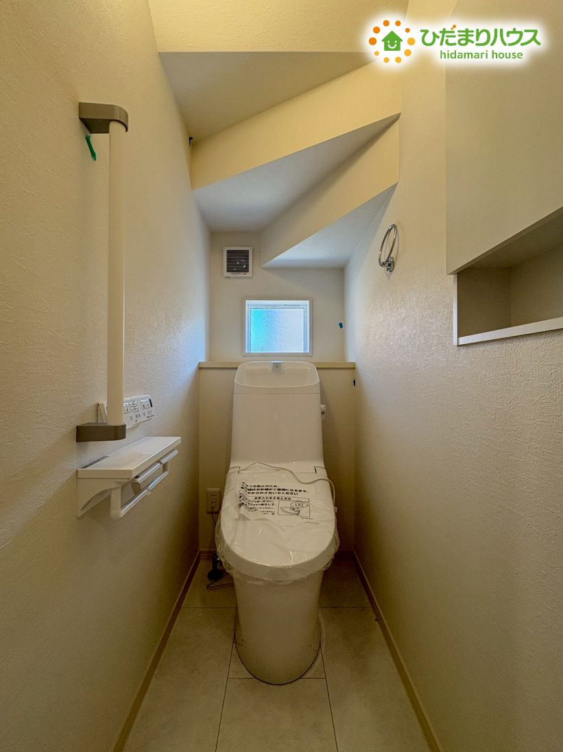 本庄市小島6丁目　新築一戸建て　22のトイレ|太陽の光が入る窓があり、いつでも気持ちよく使えますね♪