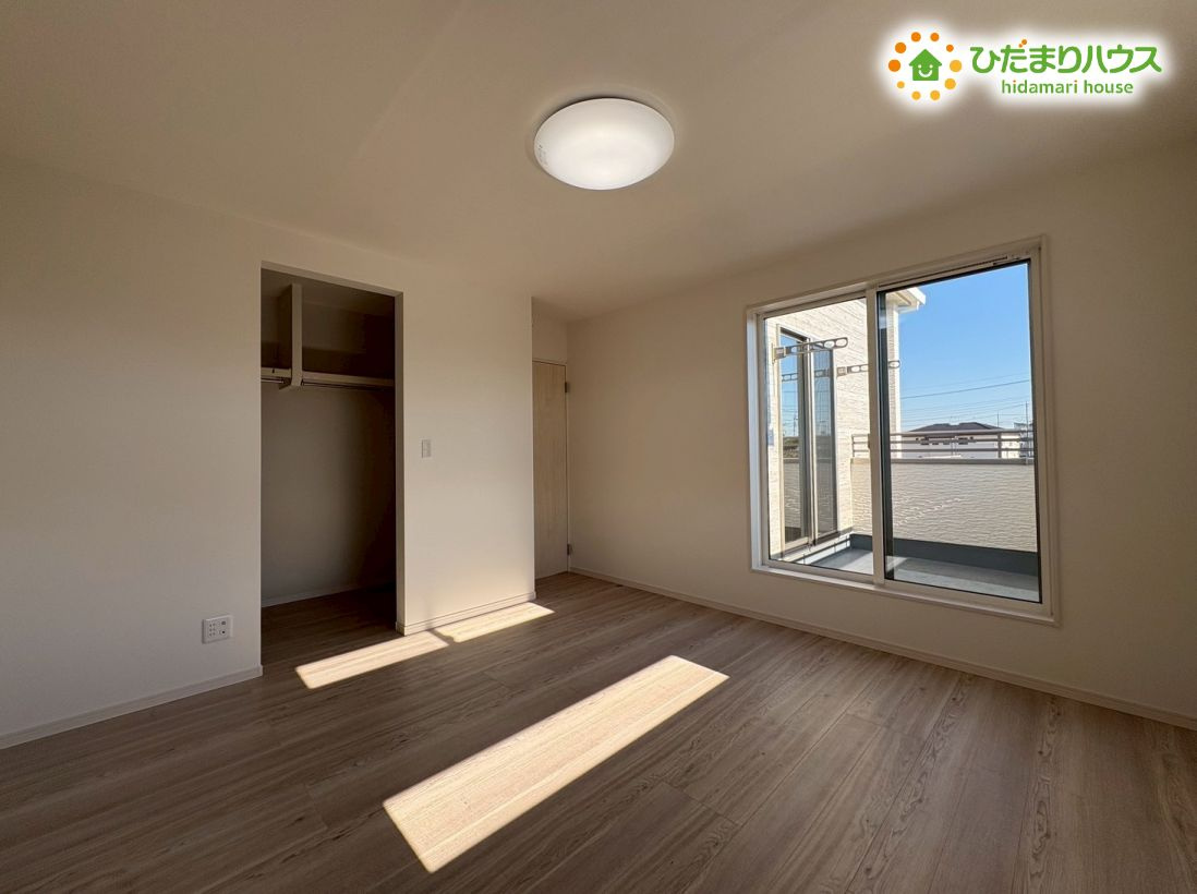 本庄市小島6丁目　新築一戸建て　22の寝室|バルコニーに面しているので、日当たり・通風良好！
寝室にピッタリですね！