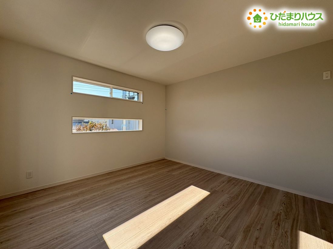 本庄市小島6丁目　新築一戸建て　22の内装|お洒落な窓が特徴的な居室！
