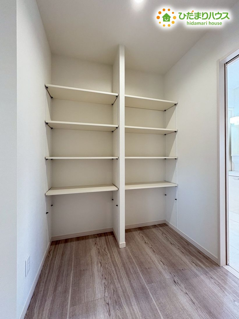 本庄市小島6丁目　新築一戸建て　22の収納|小物が整理しやすく、ご家族一人ひとりの荷物がたっぷり収まる棚付きの収納！
部屋を広く使えて、いつでもスッキリですね♪