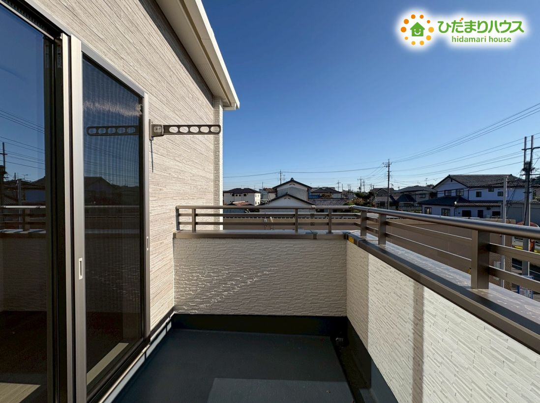 本庄市小島6丁目　新築一戸建て　22のバルコニー|寝室に面したバルコニーは、お子様の布団や洗濯物を干すのに便利なスペース！
日当たりも良く、気持ちよく干せそうですね♪