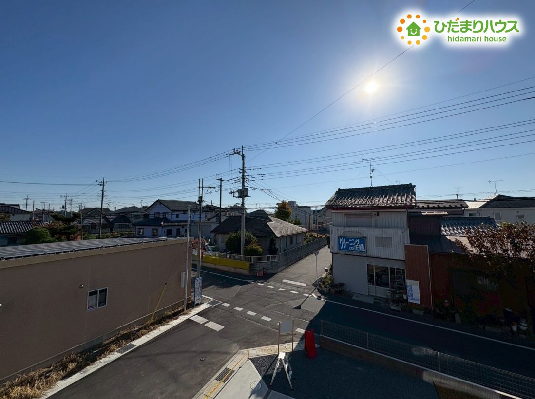 本庄市小島6丁目　新築一戸建て　22の展望|ワイドな視界が広がる窓からの景色！
机を窓際に置けば、開放的な気分で作業や勉強に集中できますね♪