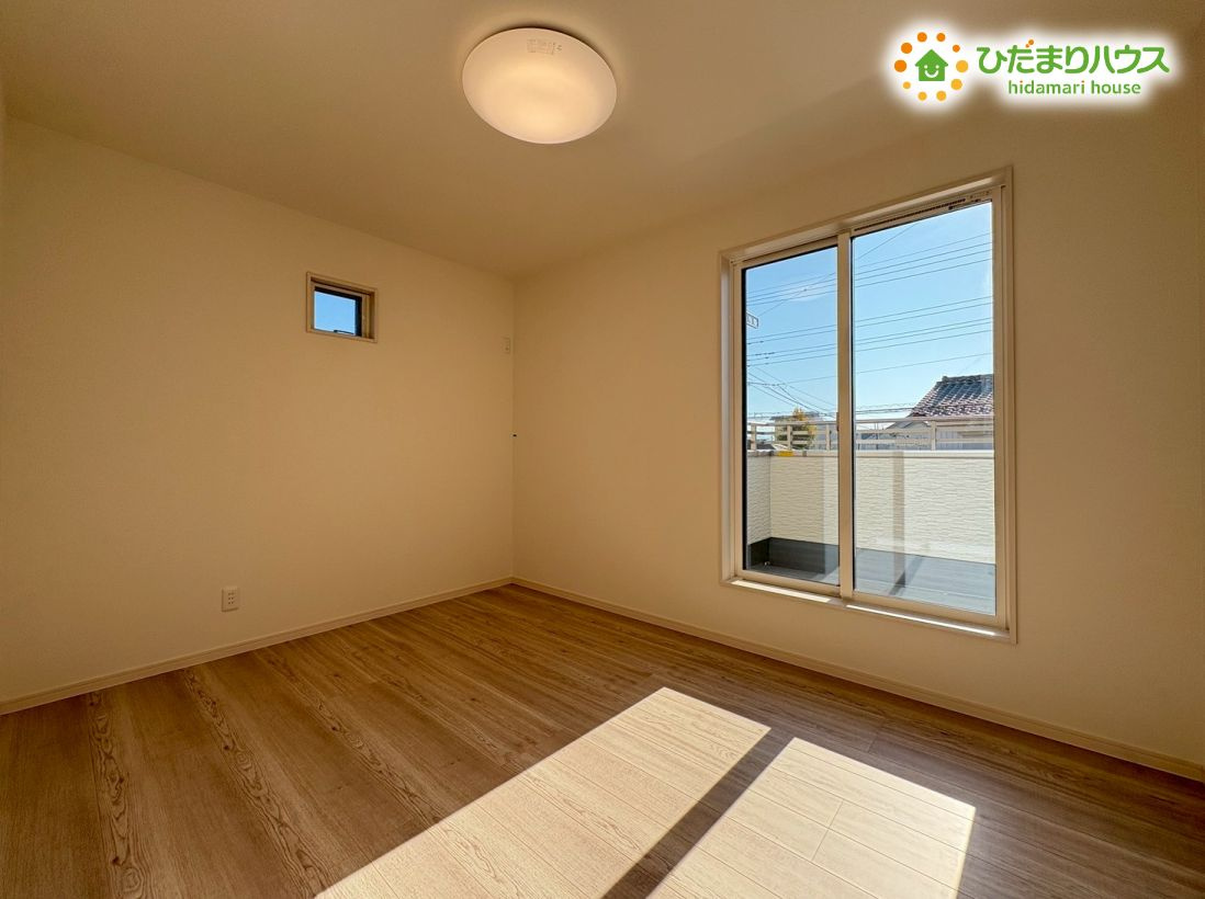 本庄市小島6丁目　新築一戸建て　22の洋室|開放的な空間で、トイレとの動線もスムーズな洋室！
大きな窓から明るい光が差し込み、気持ちよく過ごせますね♪