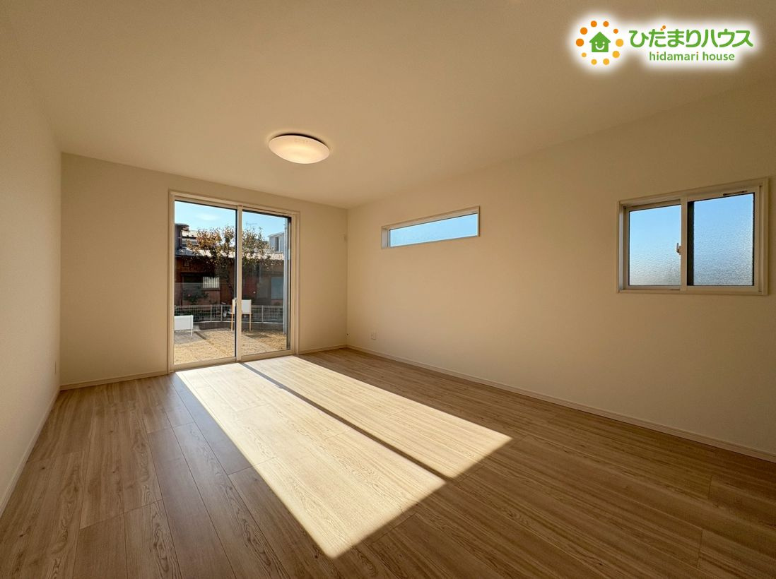 本庄市小島6丁目　新築一戸建て　22の居間・リビング|ゆったりと開放感のある広々としたリビング！
ご家族が自然と集まる、心地よい団らんスペースになりそうですね♪