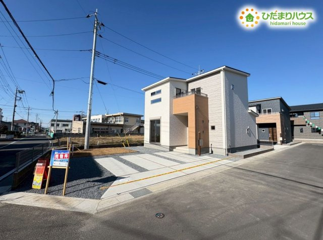 本庄市小島6丁目　新築一戸建て　22の外観|洗練されたデザインで、公園の緑にも映える美しい外観！
駐車スペースも広々としています♪