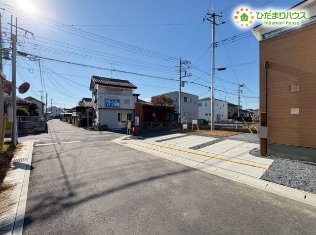 本庄市小島6丁目　分譲一戸建て　22の前面道路含む現地写真|3方道路なので日当たり・通風良好！プライバシーの確保もできちゃう◎
快適な暮らしを求めている方には大きな魅力ですね♪