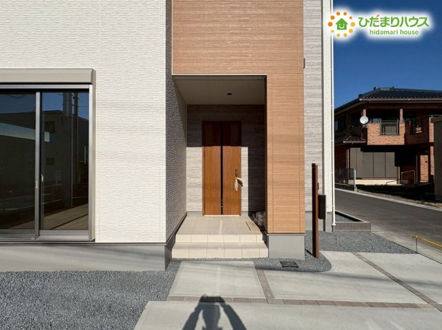 本庄市小島6丁目　新築一戸建て　22の玄関|南側から光が差し込み、明るい玄関！
ちょっとした小物も置けるスペースあり！