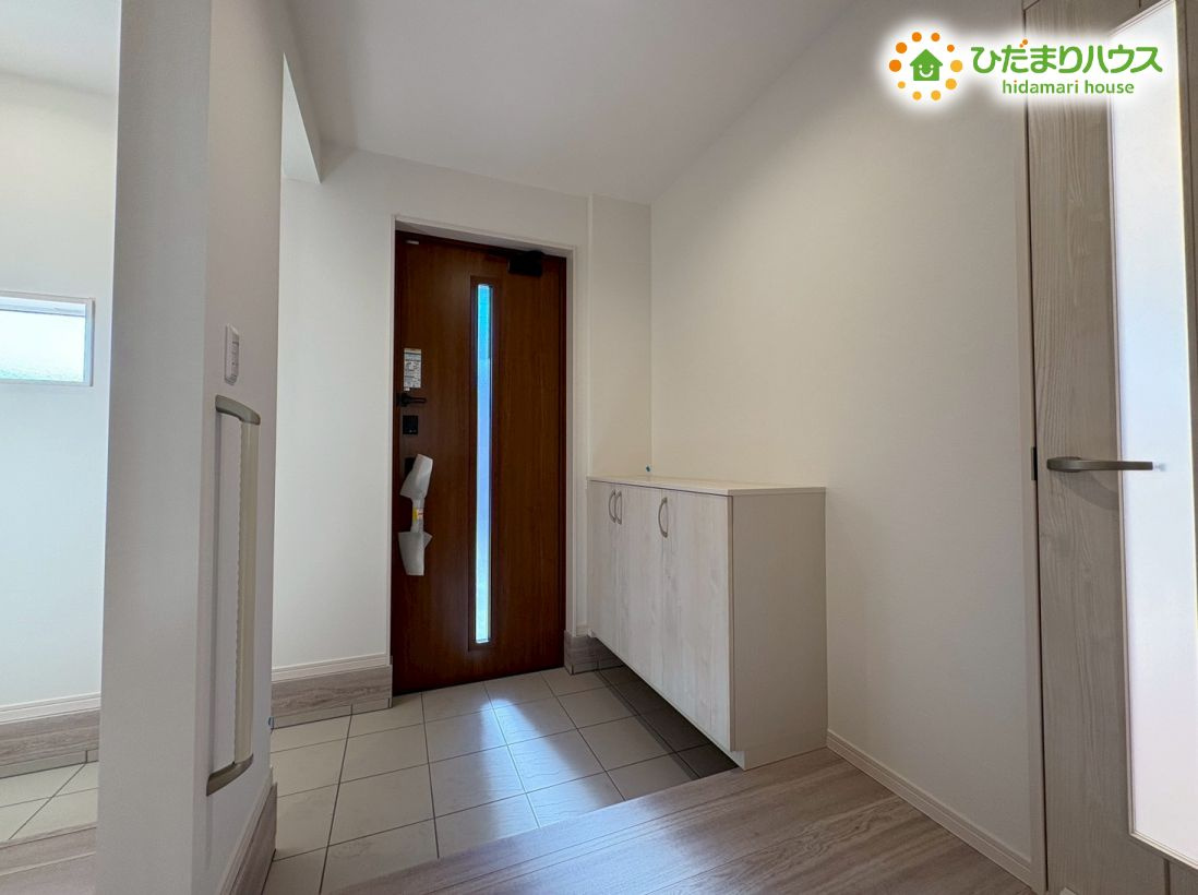 本庄市小島6丁目　新築一戸建て　22の玄関|扉を開けるとすぐ目に飛び込む、明るい玄関ホール！
日当たりが良いので、気持ちよく出入りができそうですね♪