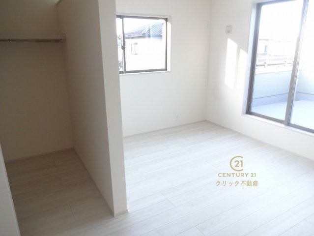 リーブルガーデン 　小美玉市清風台団地　第6　限定1棟！の洋室|ウォークインクローゼットを配備した洋室。バルコニーに面しておりますので、洗濯して乾いた衣類をすぐにしまえるのも便利です。