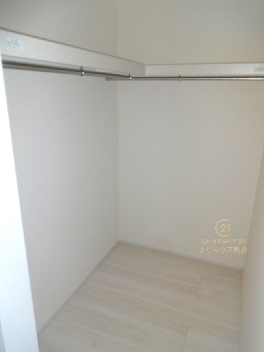 リーブルガーデン 　小美玉市清風台団地　第6　限定1棟！の収納|ウォークインクローゼットは自由度の高い収納スペース。服だけでなく、帽子やバッグなどもまとめて管理することができます。おしゃれが楽しくなりますね♪