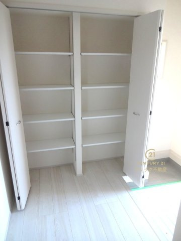 リーブルガーデン 　小美玉市清風台団地　第6　限定1棟！の玄関|たっぷり入る玄関収納です！扉の中は可動棚ですので、用途に合わせて高さを自由に変えることができます。