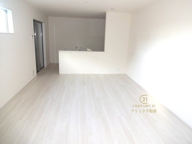 リーブルガーデン 　小美玉市清風台団地　第6　限定1棟！の居間・リビング|カーテンやラグの色、質感、選ぶ家具などでお部屋の雰囲気が変わります。お好みのインテリアを楽しみましょう♪白を基調とした内装ですので、あらゆるスタイルが馴染みます。