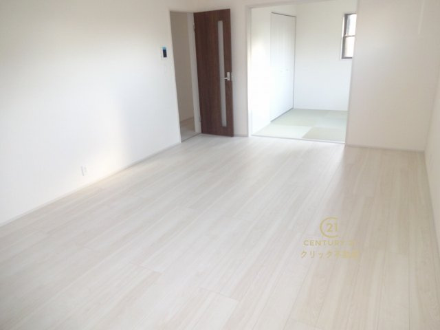 リーブルガーデン 　小美玉市清風台団地　第6　限定1棟！の居間・リビング|写真奥はリビングに隣接する和室です。ちょっと疲れた時にお昼寝できるのもうれしい、ホッとできる場所。季節物の収納などにも便利な押入れを配備。扉は折戸でデザインしております。