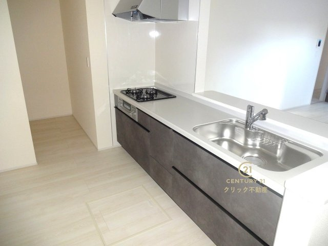 リーブルガーデン 　小美玉市清風台団地　第6　限定1棟！のキッチン|キッチン横のパントリーが嬉しい！生活感の出やすい消耗品や食材のストックはこちらへどうぞ♪対面式システムキッチンは料理中や後片づけの間も会話が楽しめ、家族に一体感が生まれます。