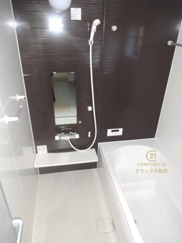 リーブルガーデン 　小美玉市清風台団地　第6　限定1棟！の浴室|浴槽への出入りが安全な低床タイプのユニットバスです。洗い場は滑りにくい速乾床ですので、お子様やご高齢の方にも安心です。自動お湯張りに追焚機能付きのオートバスです。