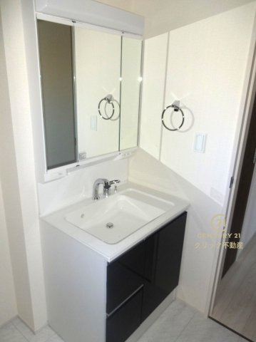 リーブルガーデン 　小美玉市清風台団地　第6　限定1棟！の独立洗面台|見た目の美しさだけではなく、機能性も追求した使い勝手の良い独立洗面化粧台。
身だしなみチェックや歯磨きなど、朝の慌ただしい時間でも余裕を感じていただけます。