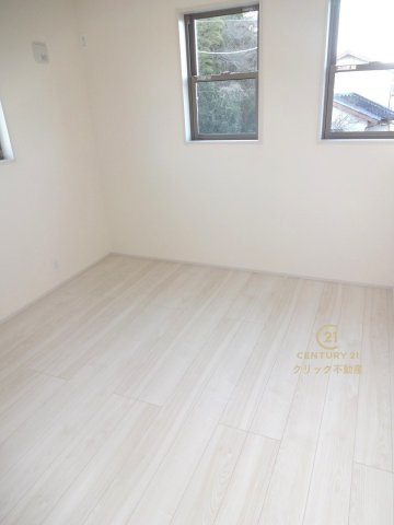 リーブルガーデン 　小美玉市清風台団地　第6　限定1棟！の洋室|フローリングなので重い家具も置けます。窓から景色が見えるので開放感があり、通風も良く快適にお過ごしいただけます。