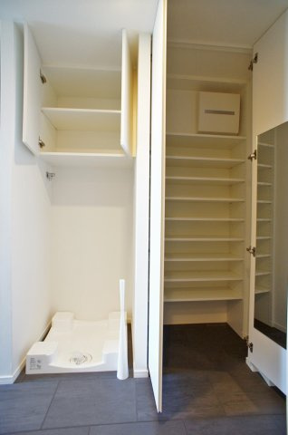 プライムメゾン早稲田通りの玄関