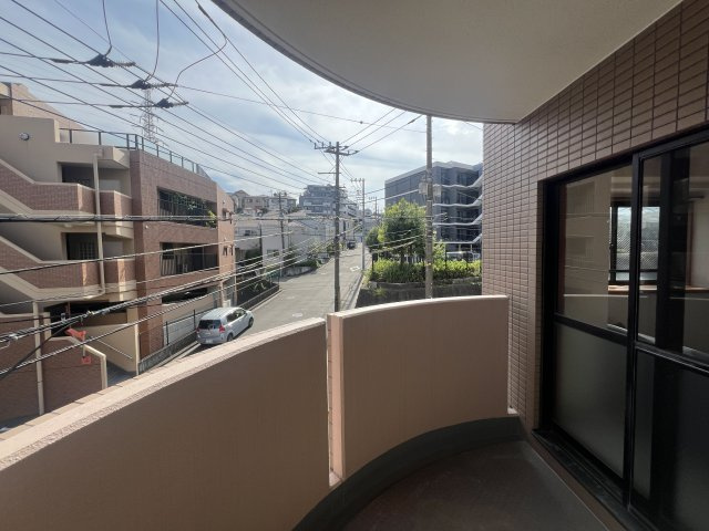 内装のコダワリMAX！！！【マイキャッスル鶴ヶ峰】ホテルリノベのバルコニー|暖かな日差しのふりそそぐバルコニー