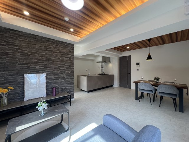 内装のコダワリMAX！！！【マイキャッスル鶴ヶ峰】ホテルリノベの居間・リビング|おしゃれな居間です