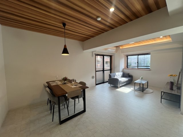 内装のコダワリMAX！！！【マイキャッスル鶴ヶ峰】ホテルリノベの居間・リビング|ゆったり過ごせるリビングです