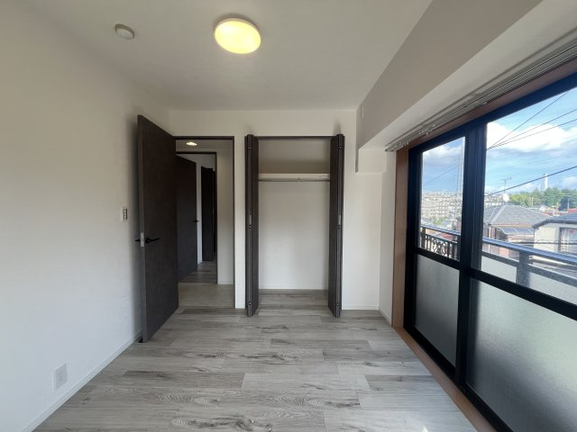 内装のコダワリMAX！！！【マイキャッスル鶴ヶ峰】ホテルリノベの洋室|明るい洋室です