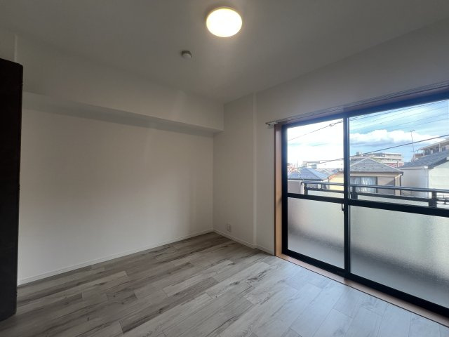 内装のコダワリMAX！！！【マイキャッスル鶴ヶ峰】ホテルリノベの洋室|落ち着いた色調の洋室です