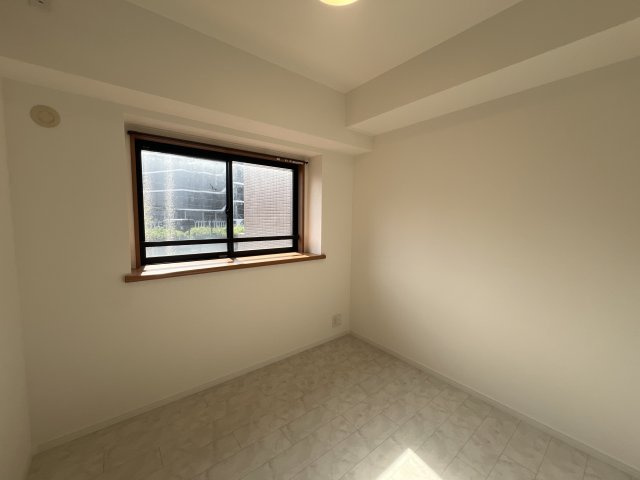 内装のコダワリMAX！！！【マイキャッスル鶴ヶ峰】ホテルリノベの洋室|個人の部屋や寝室として使える洋室です