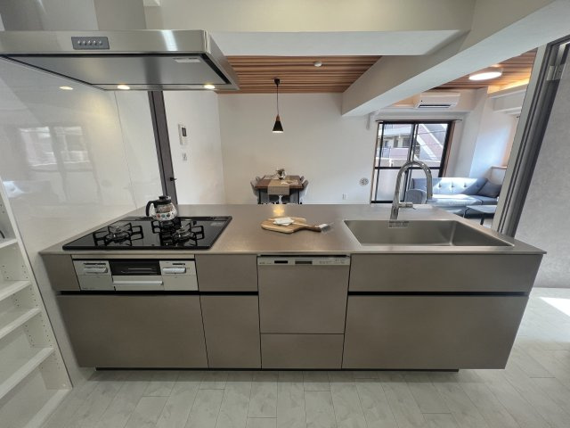 内装のコダワリMAX！！！【マイキャッスル鶴ヶ峰】ホテルリノベのキッチン|お料理しやすいキッチンです